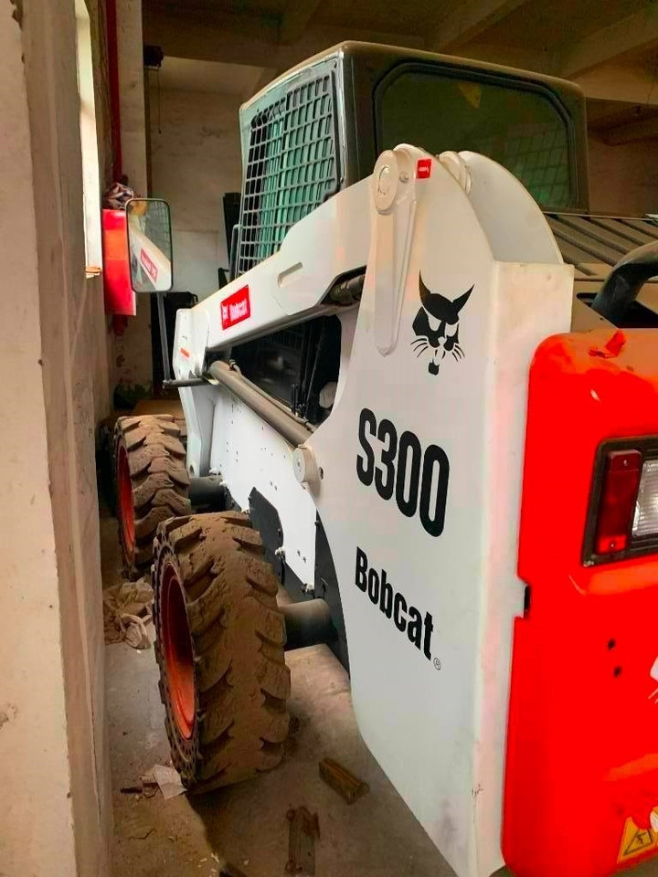 Bobcat S 300 - Мини-погрузчик с бортовым поворотом: фото 4 Bobcat S 300 - Мини-погрузчик с бортовым поворотом: фото 4
