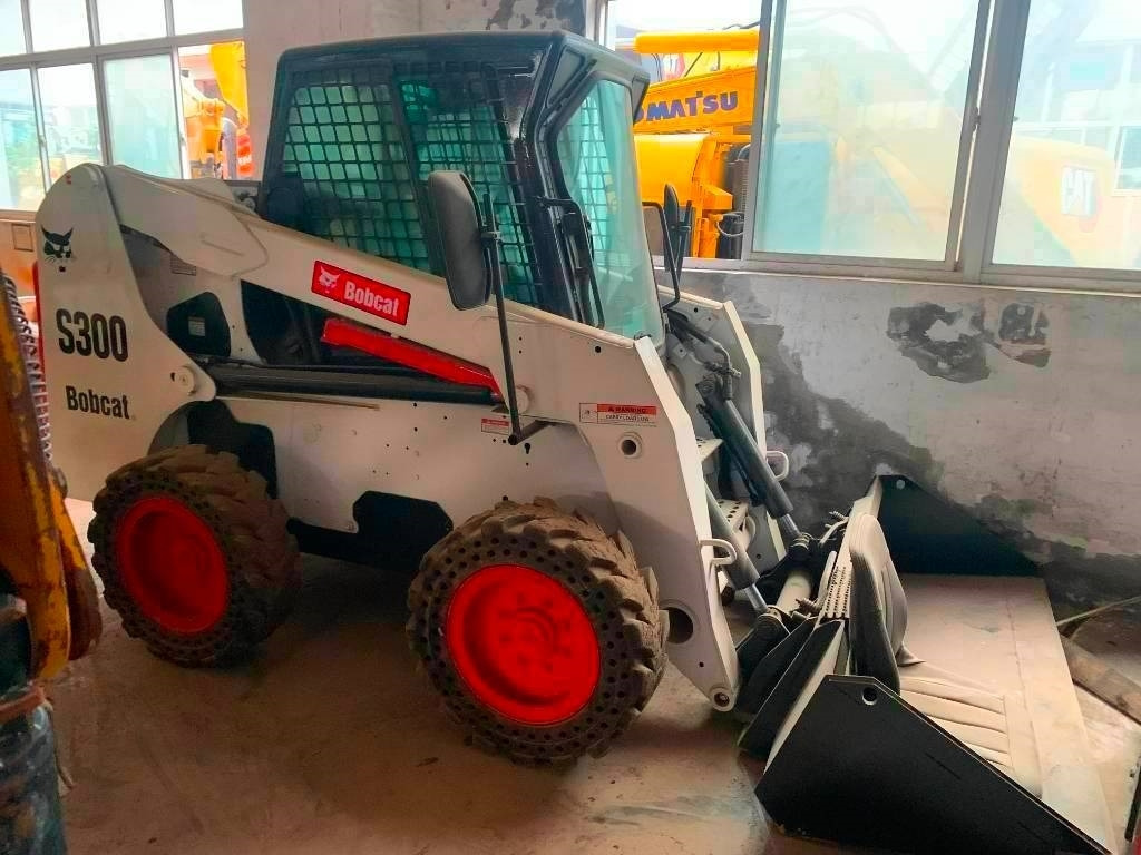 Bobcat S 300 - Мини-погрузчик с бортовым поворотом: фото 5 Bobcat S 300 - Мини-погрузчик с бортовым поворотом: фото 5