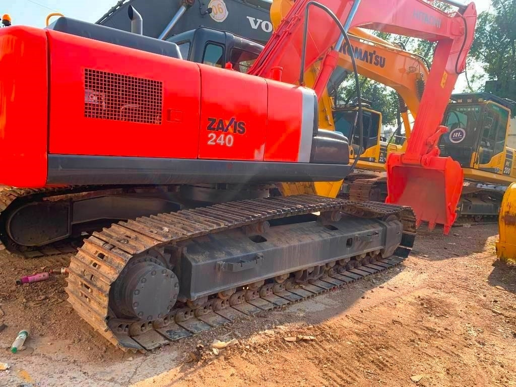 Hitachi Zaxis 240 - Гусеничный экскаватор: фото 2 Hitachi Zaxis 240 - Гусеничный экскаватор: фото 2