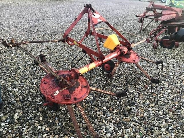 Kuhn GF22 2 ROTORS VENDER - Сеноворошилка: фото 1 Kuhn GF22 2 ROTORS VENDER - Сеноворошилка: фото 1