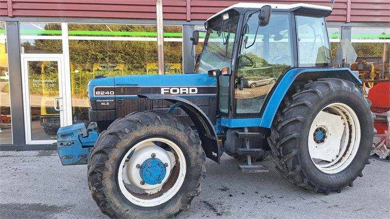 Ford 8240 - Трактор: фото 1 Ford 8240 - Трактор: фото 1