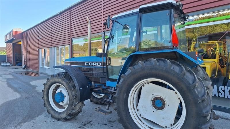 Ford 8240 - Трактор: фото 2 Ford 8240 - Трактор: фото 2