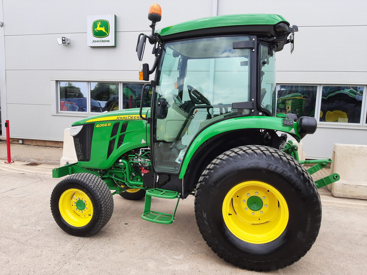 John Deere 4066R Compact Tractor - Минитрактор: фото 1 John Deere 4066R Compact Tractor - Минитрактор: фото 1