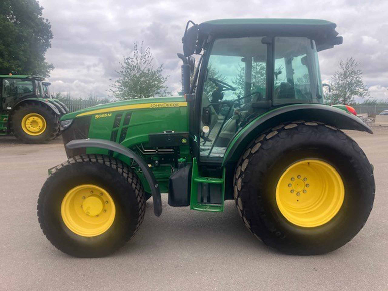 John Deere 5085M - Трактор: фото 2 John Deere 5085M - Трактор: фото 2