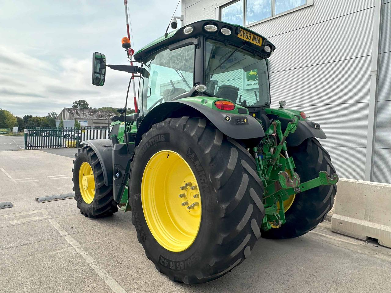 John Deere 6155R - Трактор: фото 3 John Deere 6155R - Трактор: фото 3