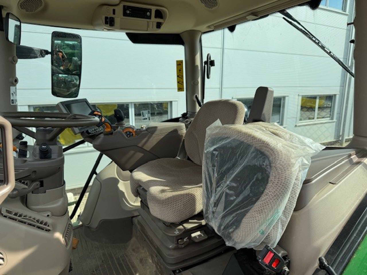 Трактор John Deere 6155R: фото 18