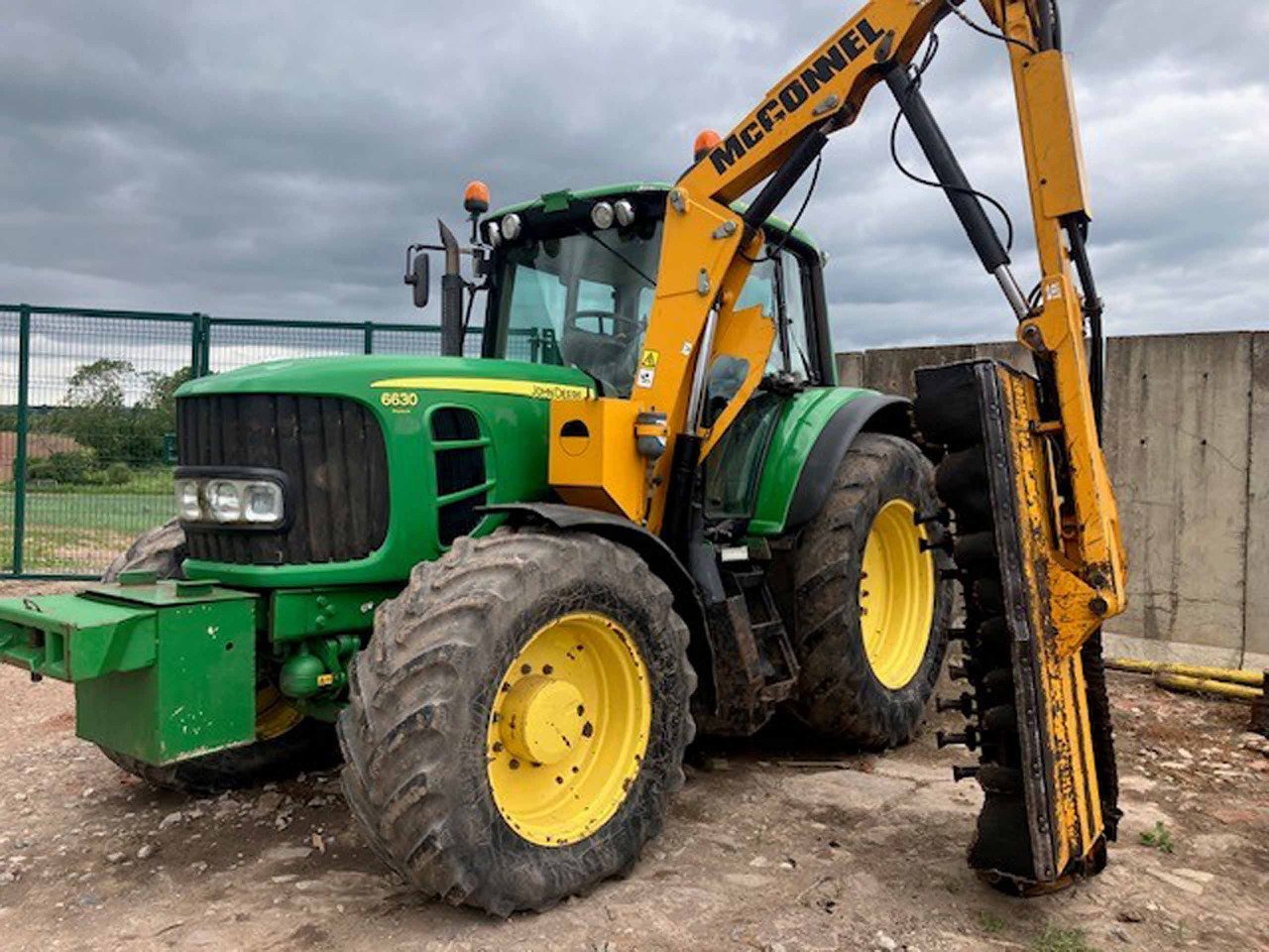 John Deere 6630 Premium + McConnel Mid mount hedgecutter - Трактор: фото 1 John Deere 6630 Premium + McConnel Mid mount hedgecutter - Трактор: фото 1