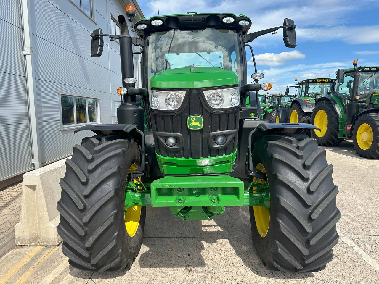John Deere 6R 155 - Трактор: фото 2 John Deere 6R 155 - Трактор: фото 2