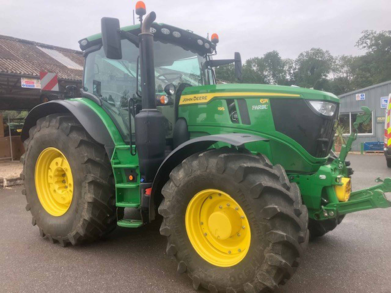 John Deere 6R 195 - Трактор: фото 2 John Deere 6R 195 - Трактор: фото 2