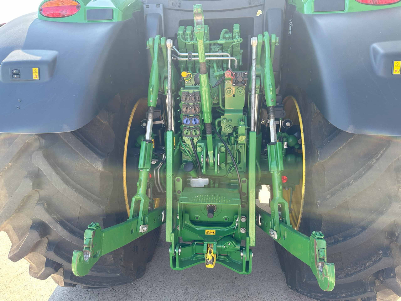 John Deere 6R 215 - Трактор: фото 5 John Deere 6R 215 - Трактор: фото 5