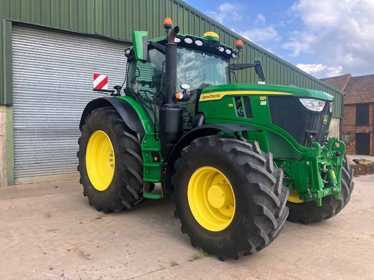John Deere 6R 215 - Трактор: фото 2 John Deere 6R 215 - Трактор: фото 2