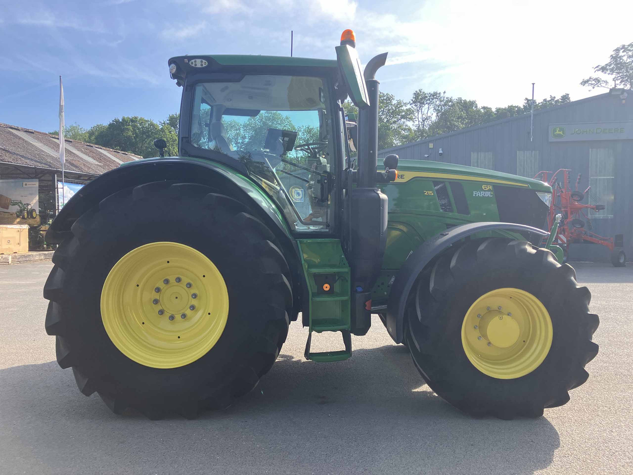 John Deere 6R 215 - Трактор: фото 5 John Deere 6R 215 - Трактор: фото 5