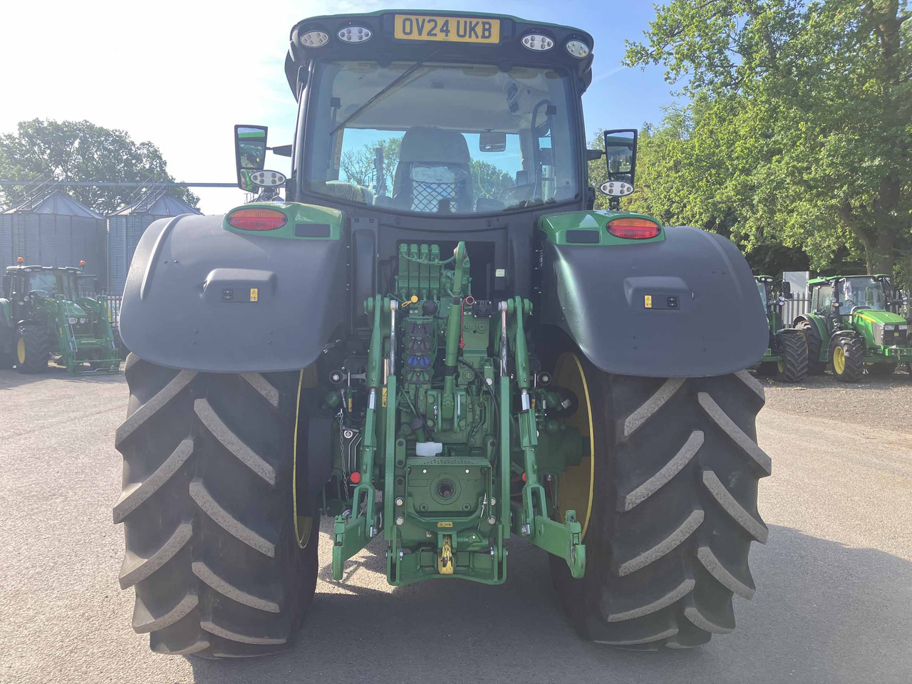 John Deere 6R 215 - Трактор: фото 4 John Deere 6R 215 - Трактор: фото 4