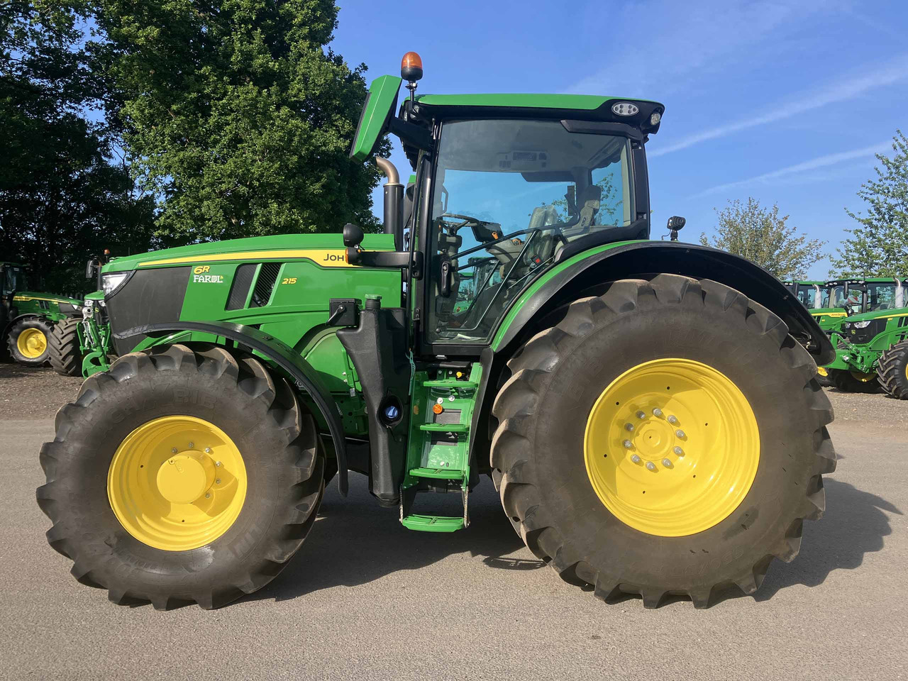 John Deere 6R 215 - Трактор: фото 2 John Deere 6R 215 - Трактор: фото 2