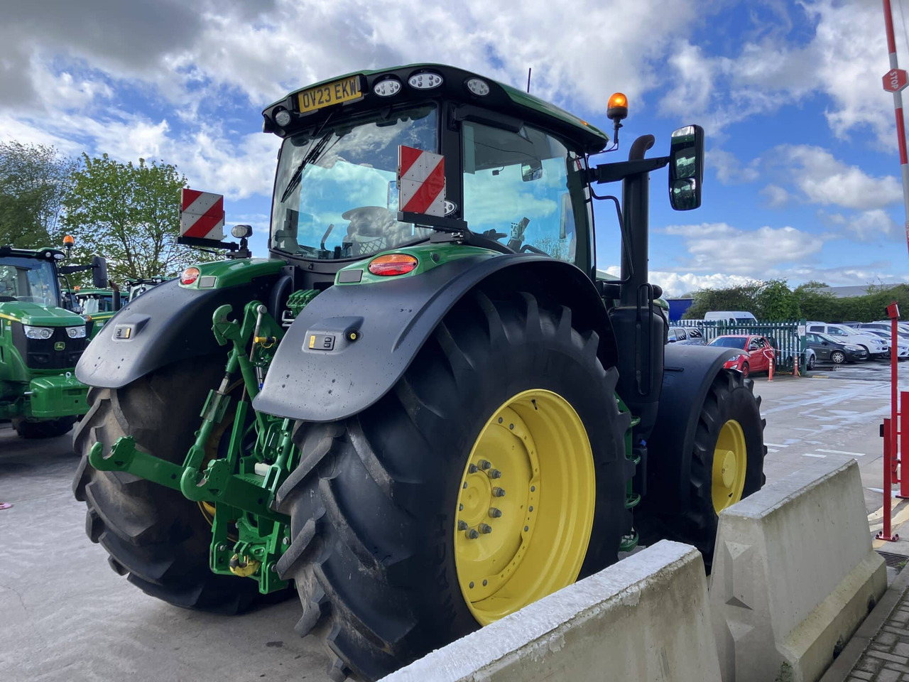 John Deere 6R 215 - Трактор: фото 5 John Deere 6R 215 - Трактор: фото 5