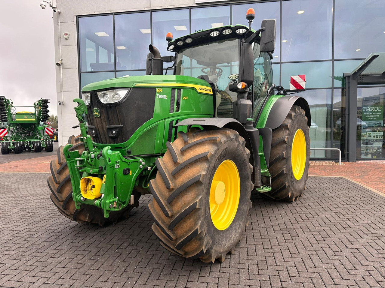 John Deere 6R 250 - Трактор: фото 1 John Deere 6R 250 - Трактор: фото 1