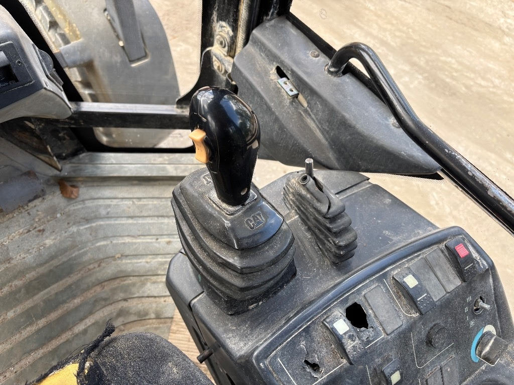 Колёсный погрузчик CAT 908: фото 14