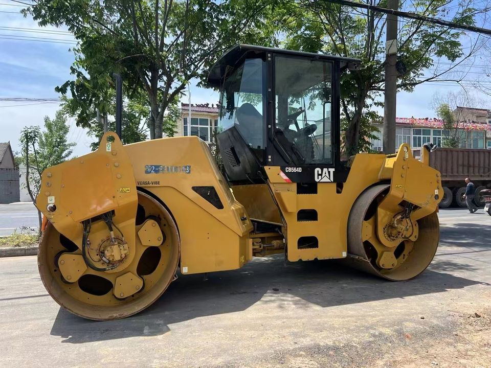 Caterpillar CB564D Double Drum Road Roller 7 Ton Weight With Core Components Engine and Bearing Essential Road Machinery - Дорожный каток: фото 2 Caterpillar CB564D Double Drum Road Roller 7 Ton Weight With Core Components Engine and Bearing Essential Road Machinery - Дорожный каток: фото 2