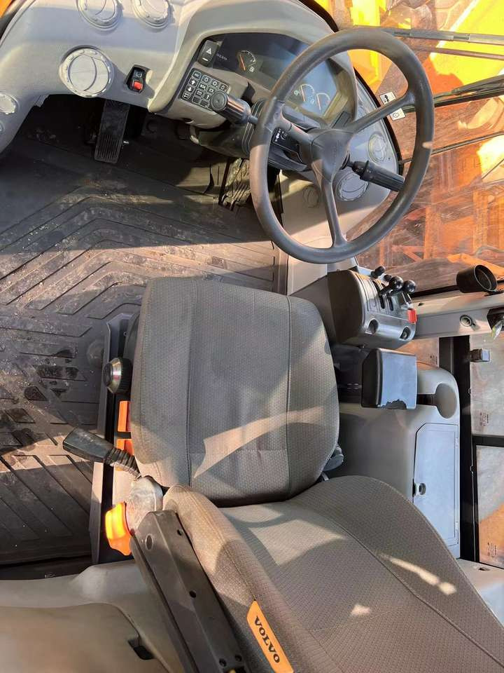 Hot Sale Used VOLVO L120GZ Loader Construction Machinery High Quality  Loader VOLVO - Колёсный погрузчик: фото 4 Hot Sale Used VOLVO L120GZ Loader Construction Machinery High Quality  Loader VOLVO - Колёсный погрузчик: фото 4