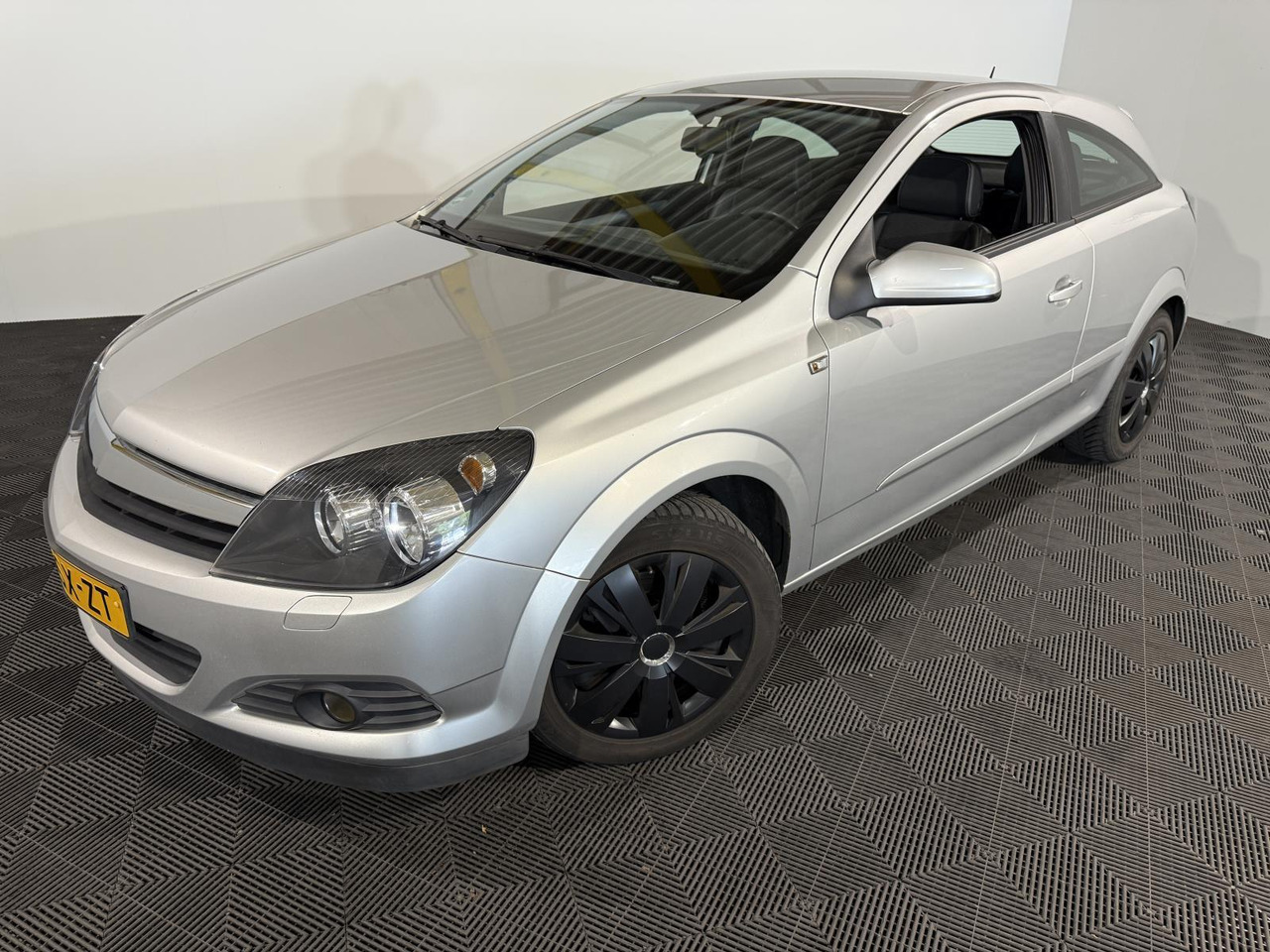 Opel Astra GTC 1.6 Edition | 2006 | 270.729 km | 44-SX-ZT - Хэтчбек: фото 1 Opel Astra GTC 1.6 Edition | 2006 | 270.729 km | 44-SX-ZT - Хэтчбек: фото 1