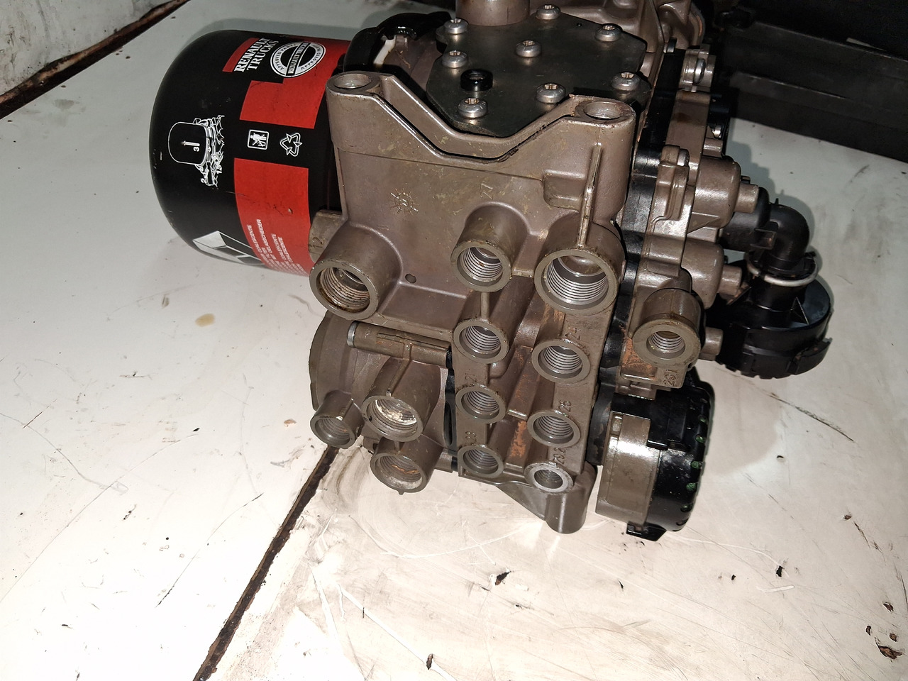 KNORR-BREMSE ZAWÓR OSUSZACZ POWIETRZA APM RENAULT GAMA T C K RANGE EURO 6 - Детали тормозной системы для Грузовиков: фото 4 KNORR-BREMSE ZAWÓR OSUSZACZ POWIETRZA APM RENAULT GAMA T C K RANGE EURO 6 - Детали тормозной системы для Грузовиков: фото 4