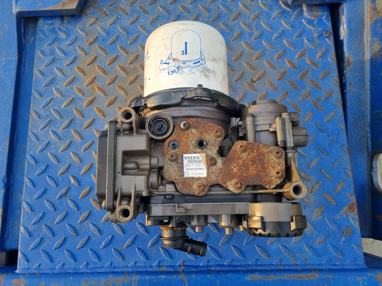 KNORR-BREMSE ZAWÓR OSUSZACZ POWIETRZA APM VOLVO FH 4 FM 4 FMX 4 EURO 6 - Детали тормозной системы для Грузовиков: фото 1 KNORR-BREMSE ZAWÓR OSUSZACZ POWIETRZA APM VOLVO FH 4 FM 4 FMX 4 EURO 6 - Детали тормозной системы для Грузовиков: фото 1