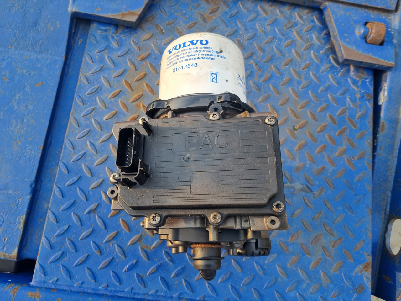 KNORR-BREMSE ZAWÓR OSUSZACZ POWIETRZA APM VOLVO FH 4 FM 4 FMX 4 EURO 6 - Детали тормозной системы для Грузовиков: фото 2 KNORR-BREMSE ZAWÓR OSUSZACZ POWIETRZA APM VOLVO FH 4 FM 4 FMX 4 EURO 6 - Детали тормозной системы для Грузовиков: фото 2