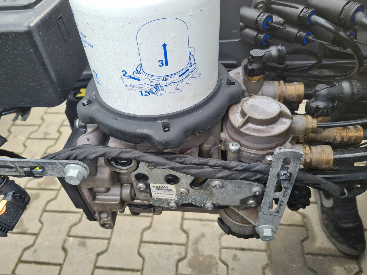 KNORR-BREMSE ZAWÓR OSUSZACZ POWIETRZA APM VOLVO FH 5 FM 5 EURO 6 - Детали тормозной системы для Грузовиков: фото 2 KNORR-BREMSE ZAWÓR OSUSZACZ POWIETRZA APM VOLVO FH 5 FM 5 EURO 6 - Детали тормозной системы для Грузовиков: фото 2