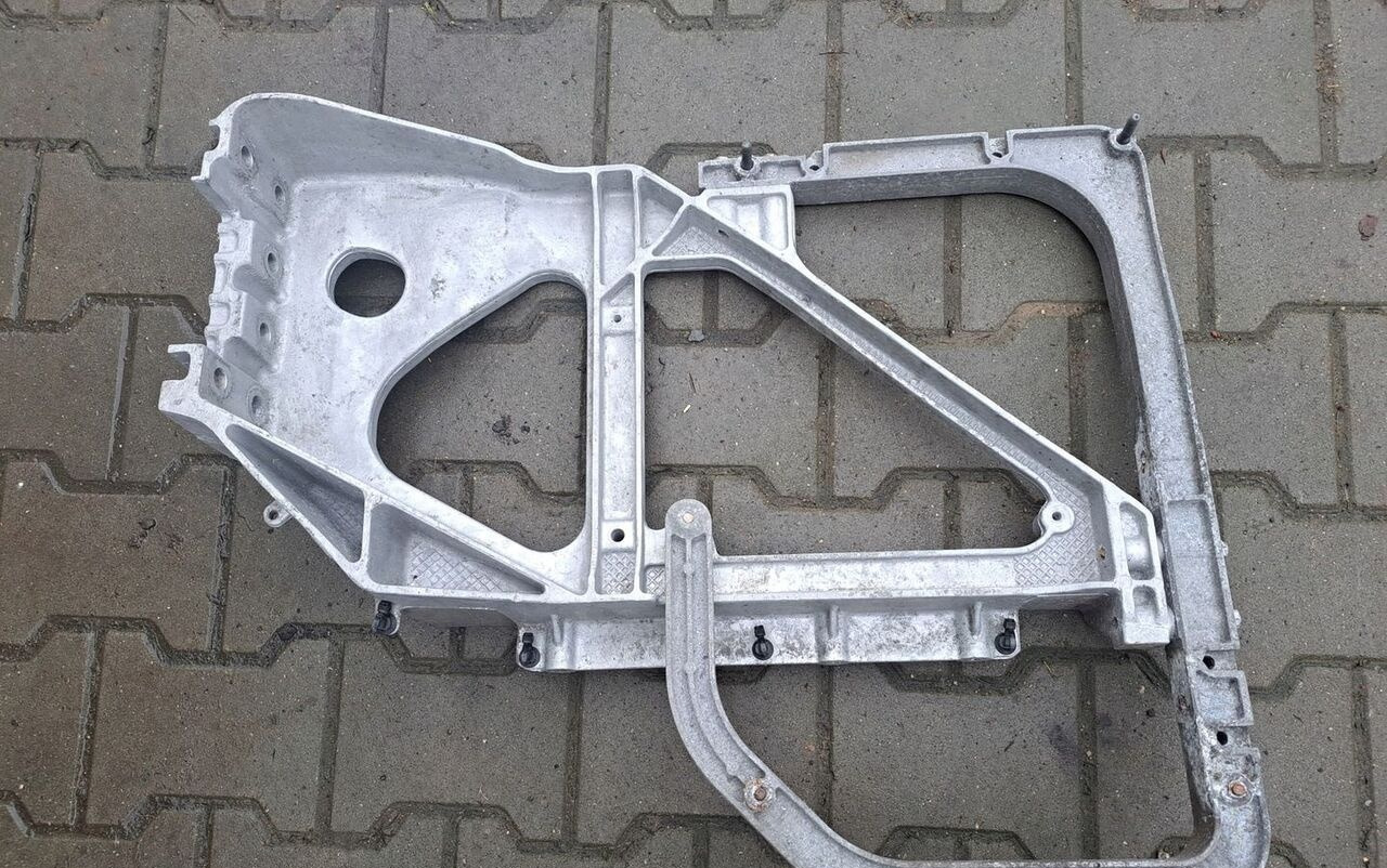 Volvo MOCOWANIE WSPORNIK BŁOTNIKA SKRZYNKI AKUMULATORÓW FH 4 REN - Крыло для Грузовиков: фото 2 Volvo MOCOWANIE WSPORNIK BŁOTNIKA SKRZYNKI AKUMULATORÓW FH 4 REN - Крыло для Грузовиков: фото 2