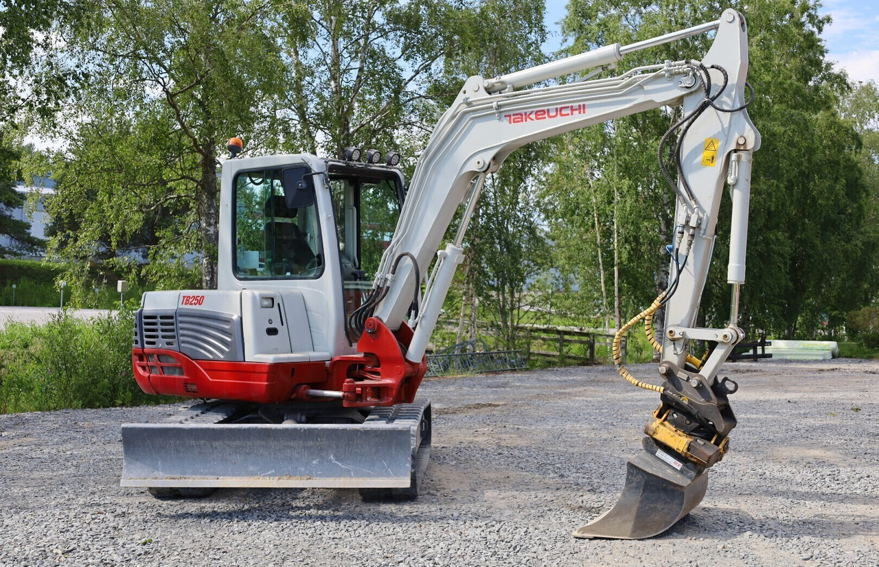 Takeuchi TB250 - Мини-экскаватор: фото 4 Takeuchi TB250 - Мини-экскаватор: фото 4
