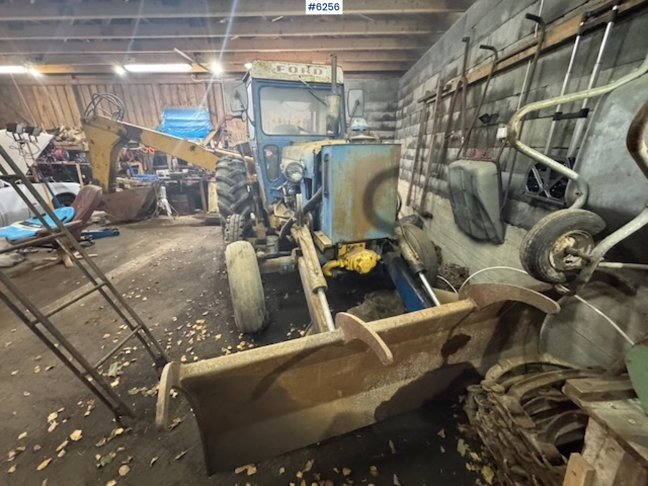 1968 Ford 5000 w/ digger, front cutter and 3 buckets! - Трактор: фото 3 1968 Ford 5000 w/ digger, front cutter and 3 buckets! - Трактор: фото 3