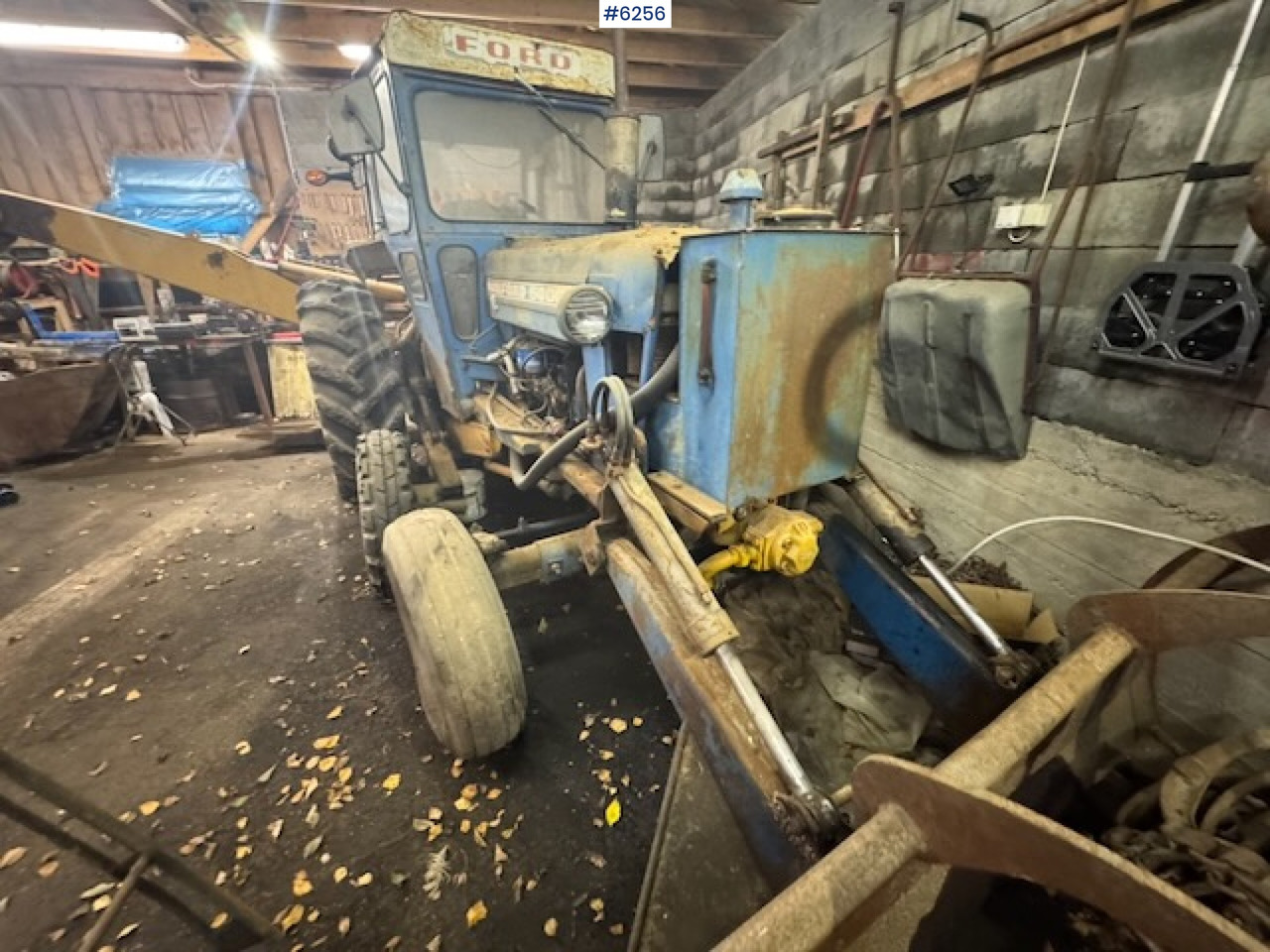 1968 Ford 5000 w/ digger, front cutter and 3 buckets! - Трактор: фото 4 1968 Ford 5000 w/ digger, front cutter and 3 buckets! - Трактор: фото 4