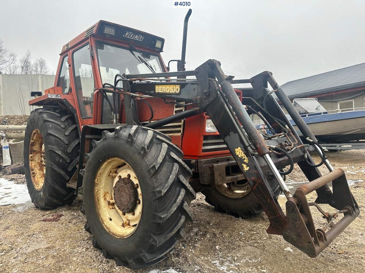 1982 Fiat 780 DT w/ front loader, snow shovel, chains, top link, triangle and extra set of twin wheels. - Трактор: фото 1 1982 Fiat 780 DT w/ front loader, snow shovel, chains, top link, triangle and extra set of twin wheels. - Трактор: фото 1