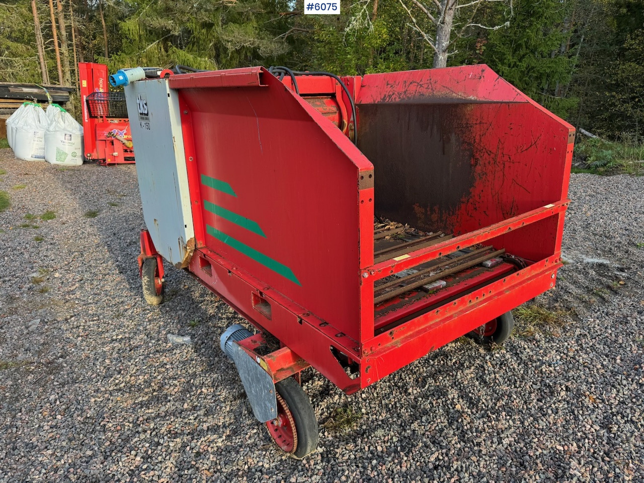 2000 TKS K-150 Round bale cutter with wheel drive. - Техника для сенозаготовки: фото 3 2000 TKS K-150 Round bale cutter with wheel drive. - Техника для сенозаготовки: фото 3