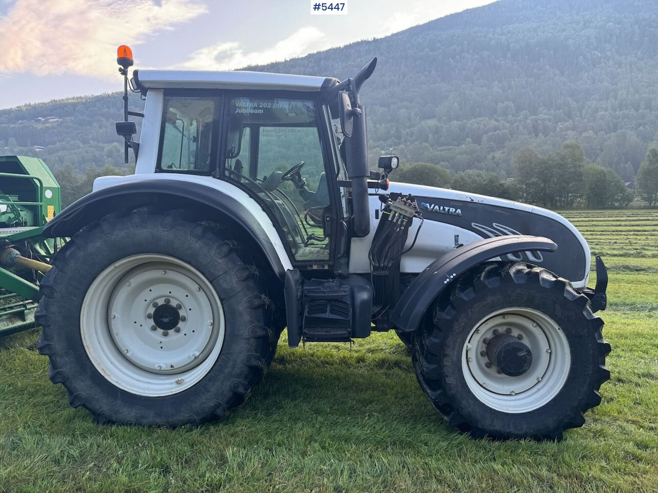 2009 Valtra T202 w/ loader - Трактор: фото 2 2009 Valtra T202 w/ loader - Трактор: фото 2