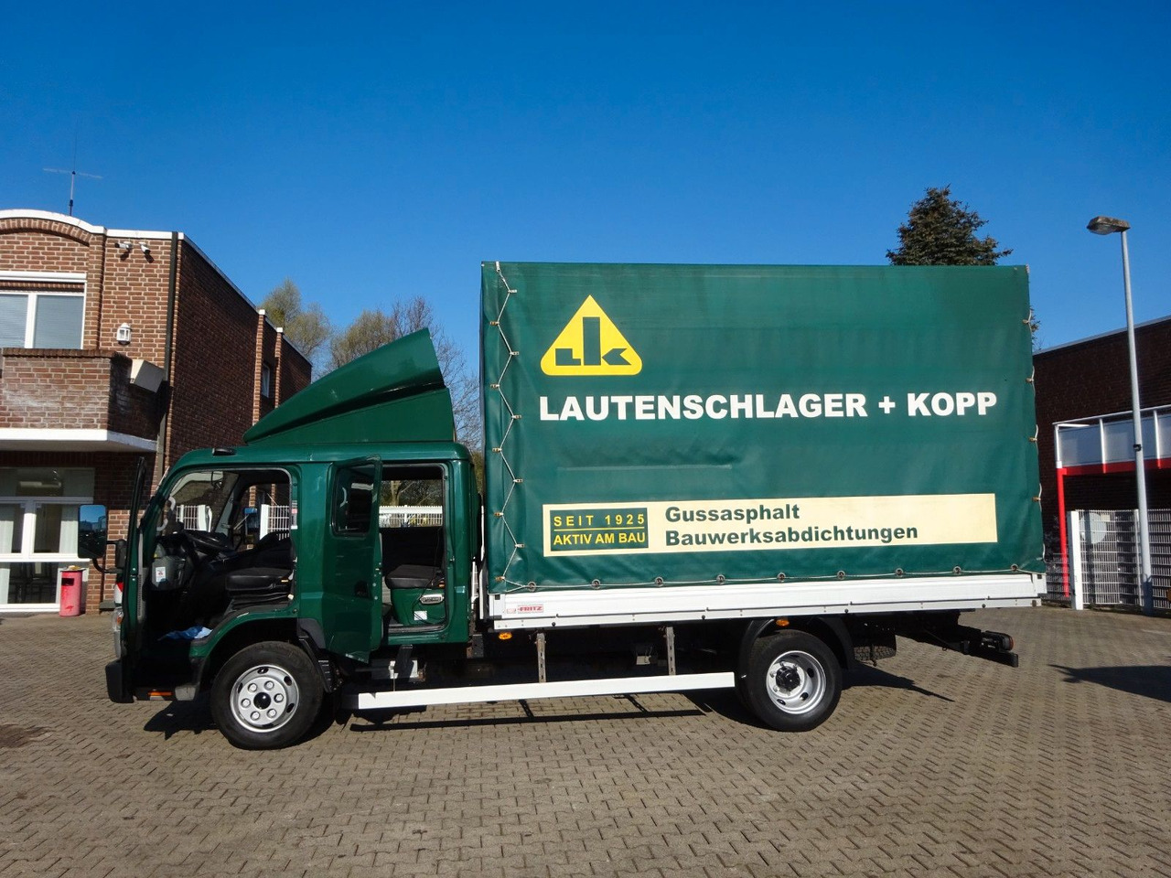 FUSO 7C180D Canter mit Doppelkabine 4x2 - Тентованный фургон, Грузопассажирский фургон: фото 4 FUSO 7C180D Canter mit Doppelkabine 4x2 - Тентованный фургон, Грузопассажирский фургон: фото 4