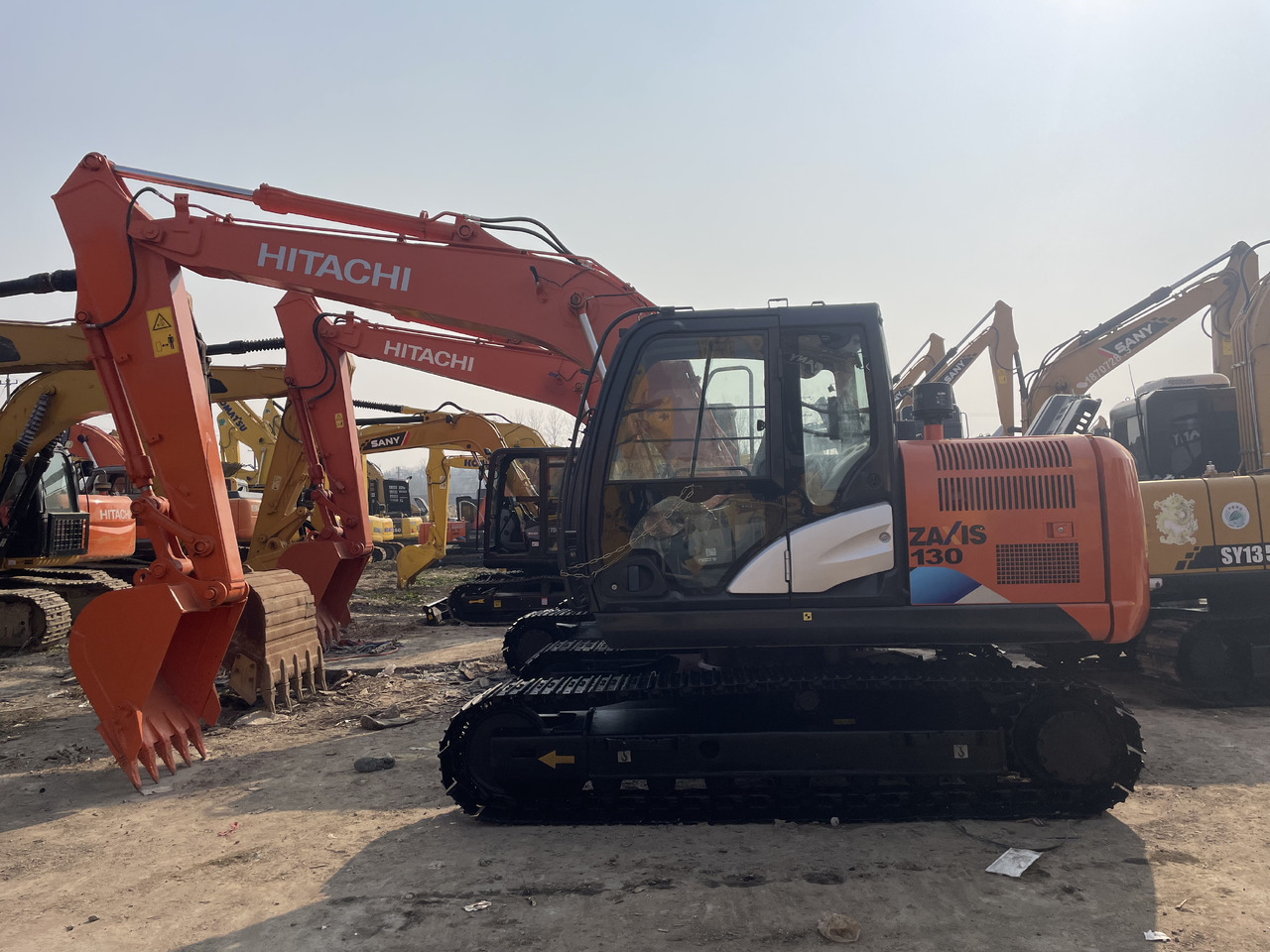 HITACHI ZX130 - Гусеничный экскаватор: фото 1 HITACHI ZX130 - Гусеничный экскаватор: фото 1