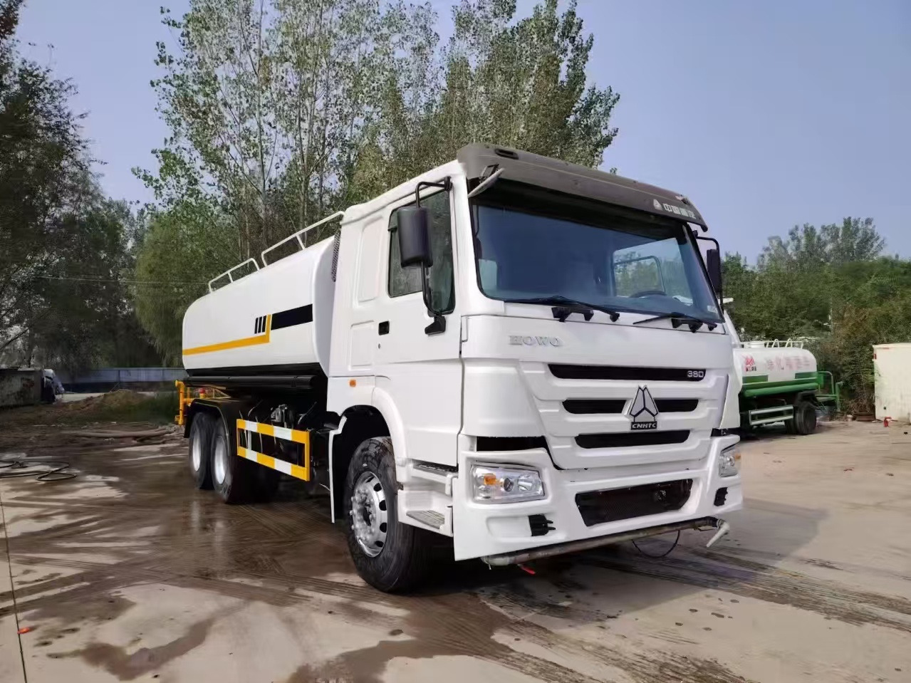SINOTRUK HOWO sprinkler - Грузовик-цистерна: фото 1 SINOTRUK HOWO sprinkler - Грузовик-цистерна: фото 1