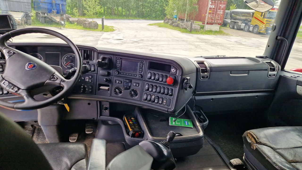 Крюковой мультилифт Scania R580 Brøytebil med sideplog og hydraulisk saltsystem: фото 17