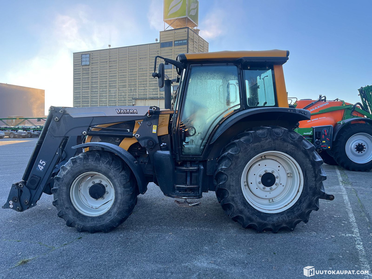 Valtra N92 tractor with loader, 5,500 h, 2010, Salo - Трактор: фото 2 Valtra N92 tractor with loader, 5,500 h, 2010, Salo - Трактор: фото 2
