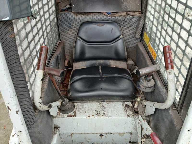 Gehl 1640 - Мини-погрузчик с бортовым поворотом: фото 3 Gehl 1640 - Мини-погрузчик с бортовым поворотом: фото 3