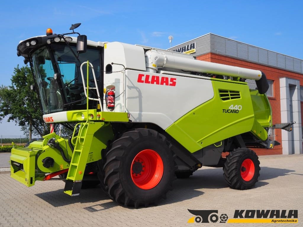 Claas Tucano 440 + V620 - Зерноуборочный комбайн: фото 1 Claas Tucano 440 + V620 - Зерноуборочный комбайн: фото 1