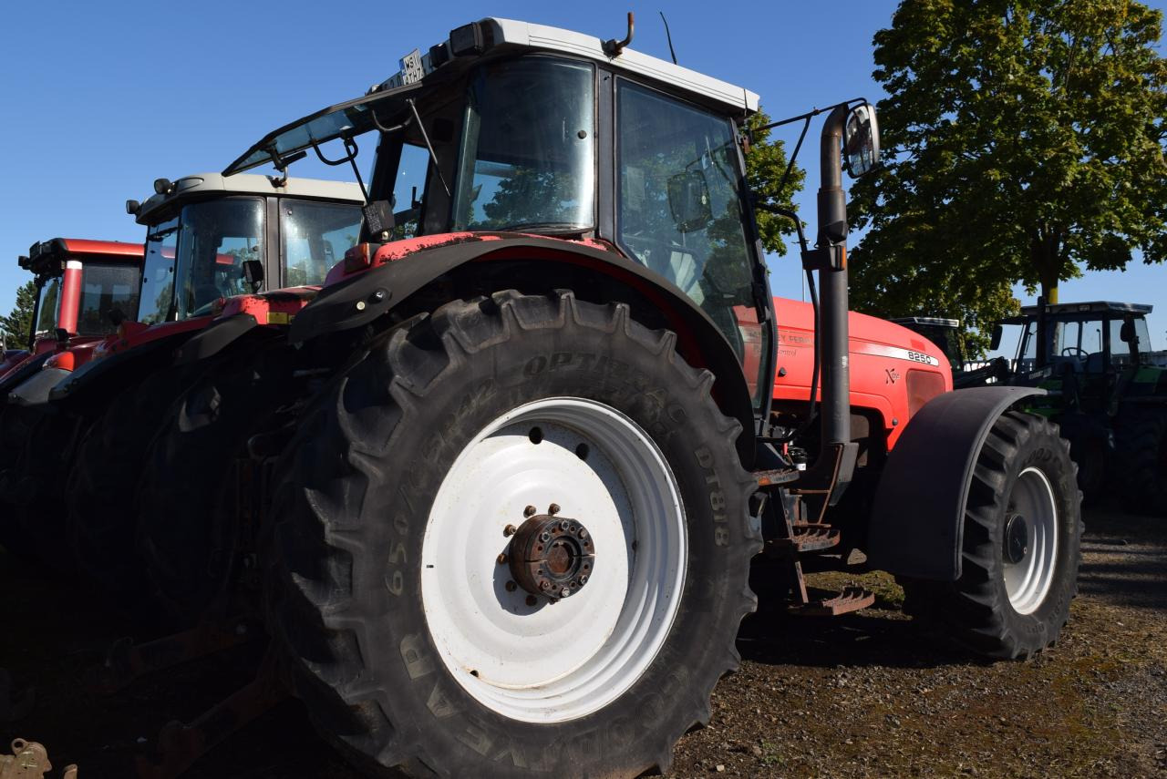 Massey Ferguson MF 8250 - Трактор: фото 4 Massey Ferguson MF 8250 - Трактор: фото 4