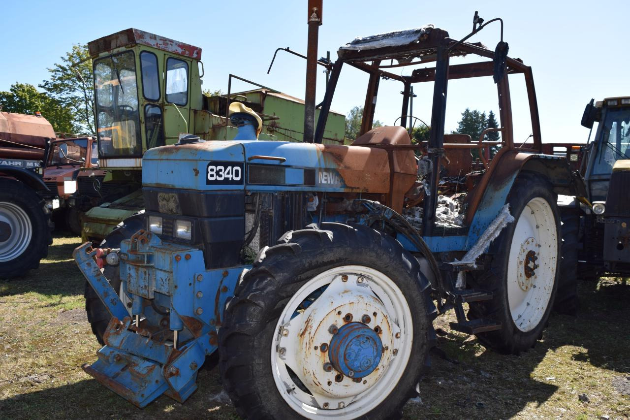 New Holland 8340 *zur Teileverwertung* - Трактор: фото 2 New Holland 8340 *zur Teileverwertung* - Трактор: фото 2