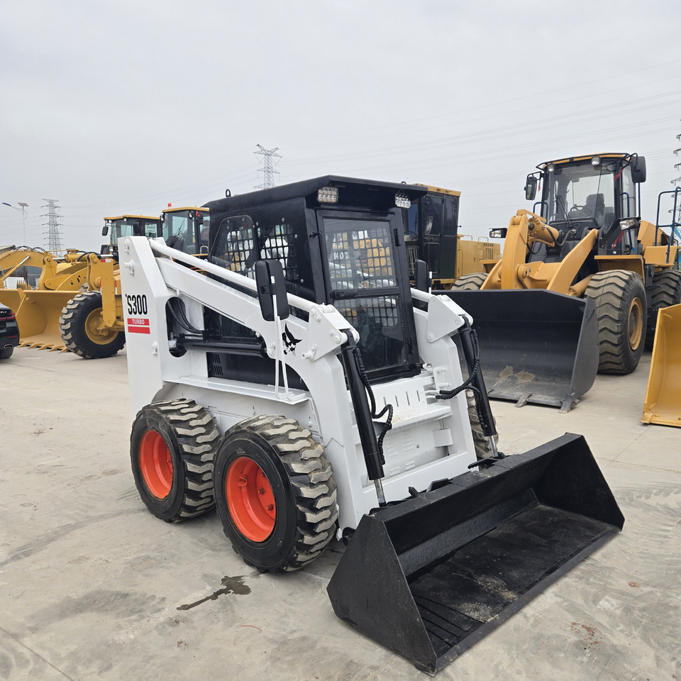 BOBCAT S300 - Мини-погрузчик с бортовым поворотом: фото 5 BOBCAT S300 - Мини-погрузчик с бортовым поворотом: фото 5