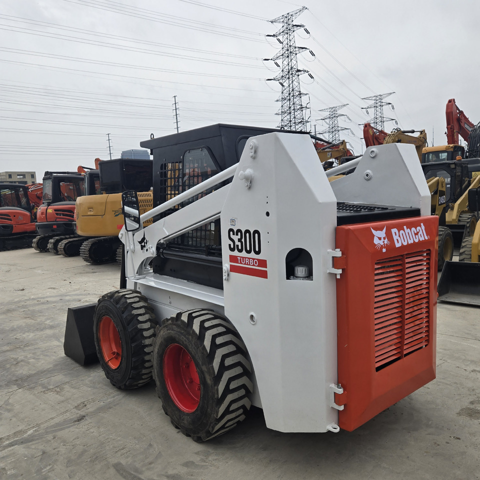 BOBCAT S300 - Мини-погрузчик с бортовым поворотом: фото 2 BOBCAT S300 - Мини-погрузчик с бортовым поворотом: фото 2