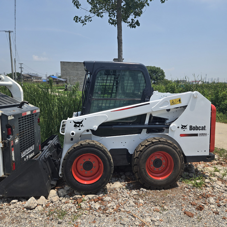 BOBCAT S550 - Мини-погрузчик с бортовым поворотом: фото 1 BOBCAT S550 - Мини-погрузчик с бортовым поворотом: фото 1