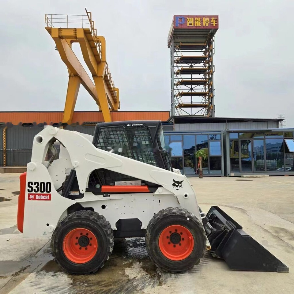 Bobcat S300 - Мини-погрузчик с бортовым поворотом: фото 2 Bobcat S300 - Мини-погрузчик с бортовым поворотом: фото 2