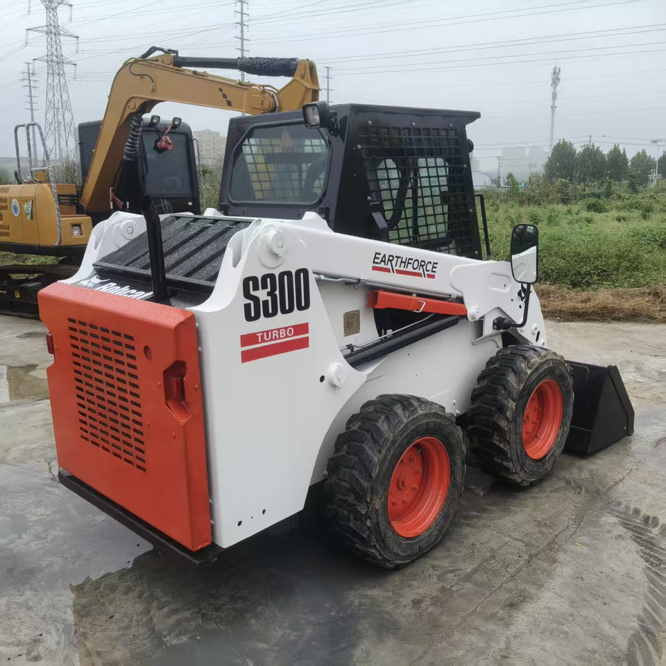 Bobcat S300 - Мини-погрузчик с бортовым поворотом: фото 4 Bobcat S300 - Мини-погрузчик с бортовым поворотом: фото 4
