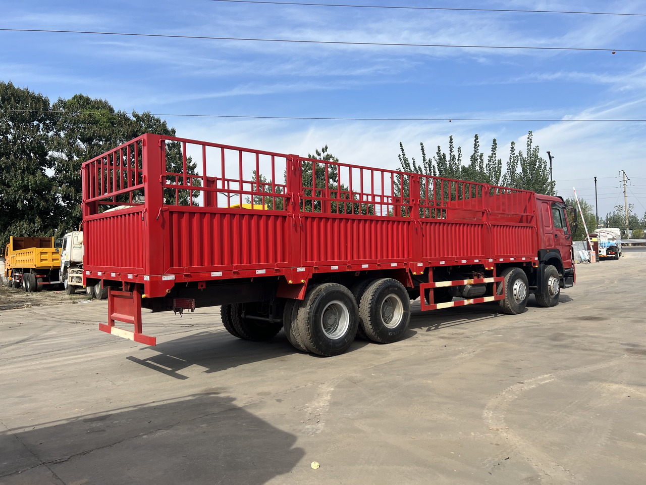 SINOTRUK HOWO 8*4 Fence Truck - Грузовик: фото 2 SINOTRUK HOWO 8*4 Fence Truck - Грузовик: фото 2